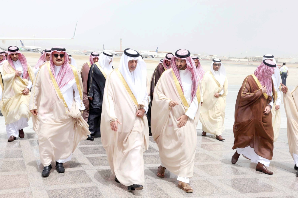 الأمير خالد الفيصل متبادلاً الأحاديث الودية مع الأمير عبدالله بن بندر والأمير مشعل بن ماجد. (تصوير: مديني عسيري)