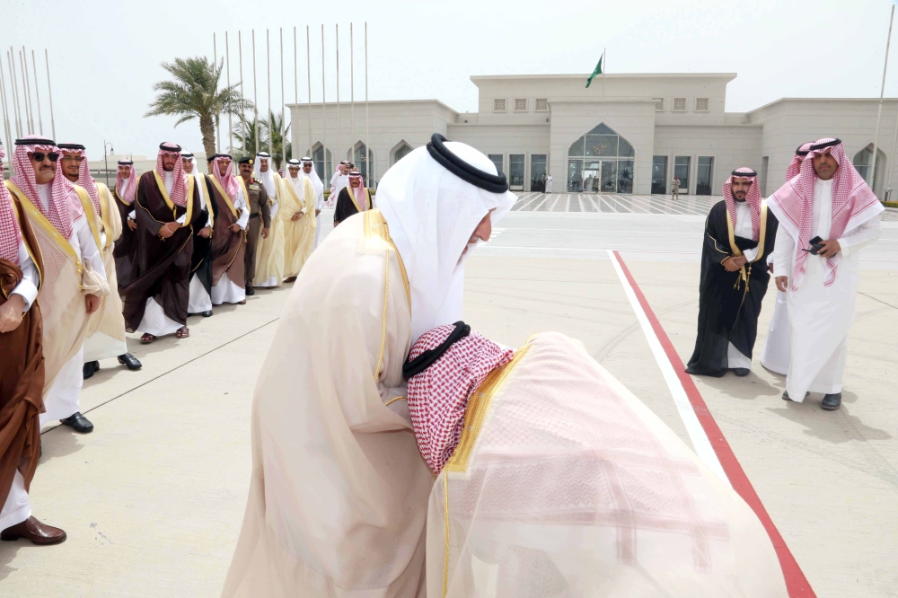 الأمير عبدالله بن بندر مقبلاً يد الأمير خالد الفيصل.