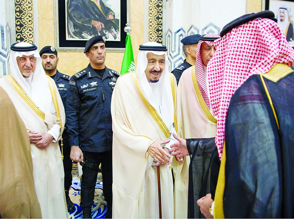 خادم الحرمين أثناء وصوله إلى جدة وفي استقباله الأمير خالد الفيصل.