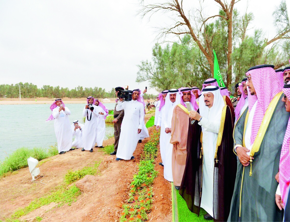 أمير الرياض يلتقط صورة تذكارية خلال زيارة وادي المشقر.  (عكاظ)
