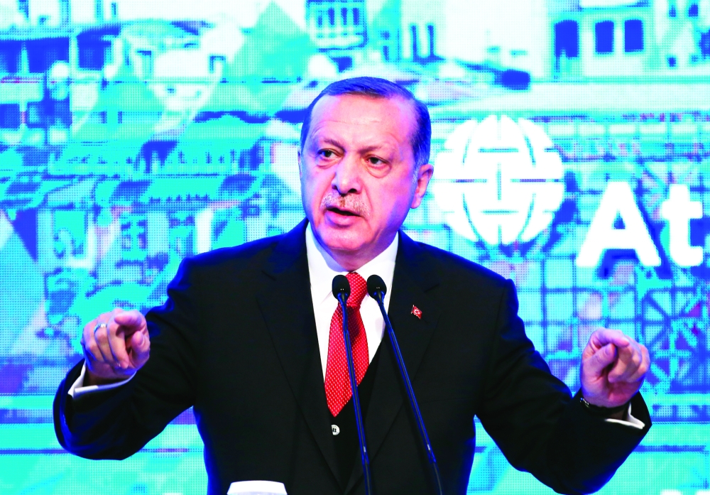 أردوغان خلال إلقاء كلمته في القمة الثامنة لمؤسسة «مجلس الأطلسي البحثية» في إسطنبول أمس. (أ. ف. ب)
