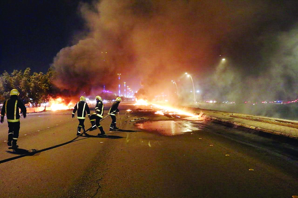 



رجال الدفاع المدني أثناء مباشرتهم حادثة انفجار صهريج الوقود. (أرشيفية)