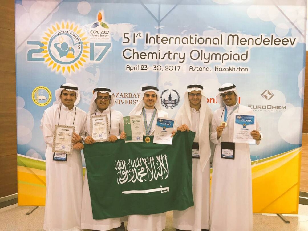 



الطالبان السعوديان مع الفريق السعودي بعد تتويجه بالميداليات.