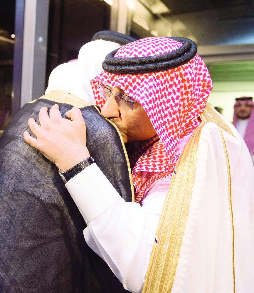 



عناق أخوي بين الأميرين خالد الفيصل ومحمد بن نايف.