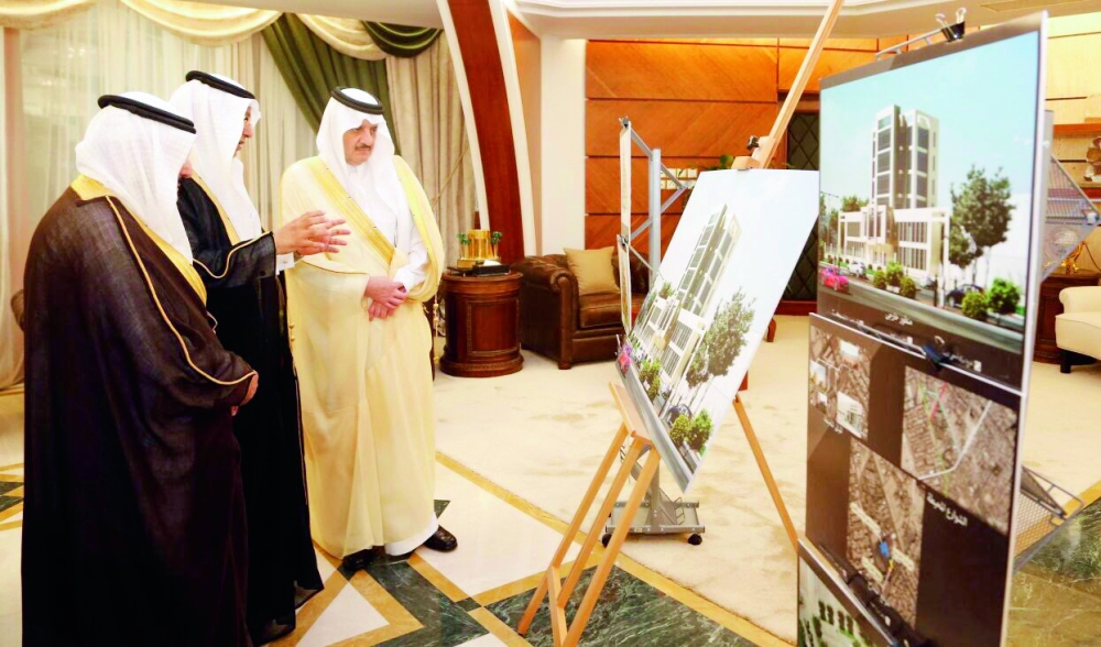 الأمير سعود بن نايف يطلع على المشروع.
