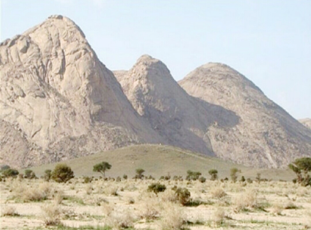 جبل قطن شمال شرقي محافظة عقلة الصقور. (عكاظ)