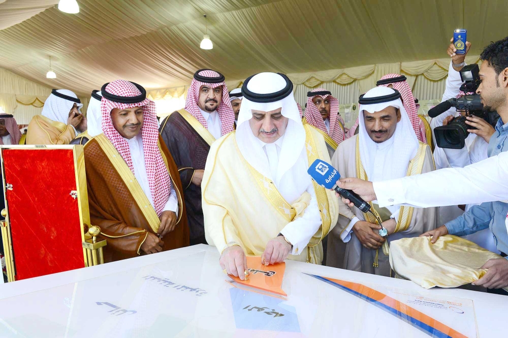 الأمير فهد بن سلطان يضع حجر الأساس لأحد المشاريع.