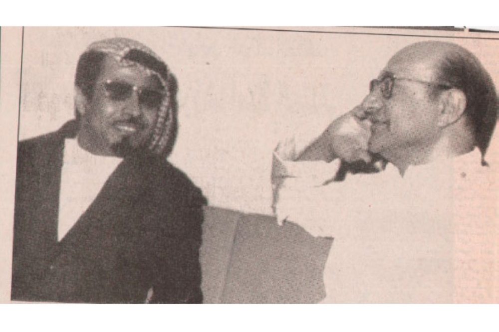 مطلق الذيابي برفقة الموسيقار عبدالوهاب في زيارة الأخير إلى السعودية.