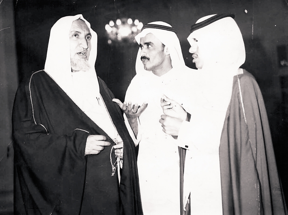 الحساني وزميله مقبول الجهني في لقاء صحفي مع الشيخ محمد الحركان عام 1394هـ.