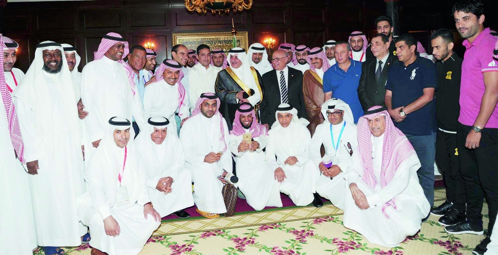 الأمير فهد بن سلطان يتوسط ضيوف البطولة الأولى. (أرشيف عكاظ) 