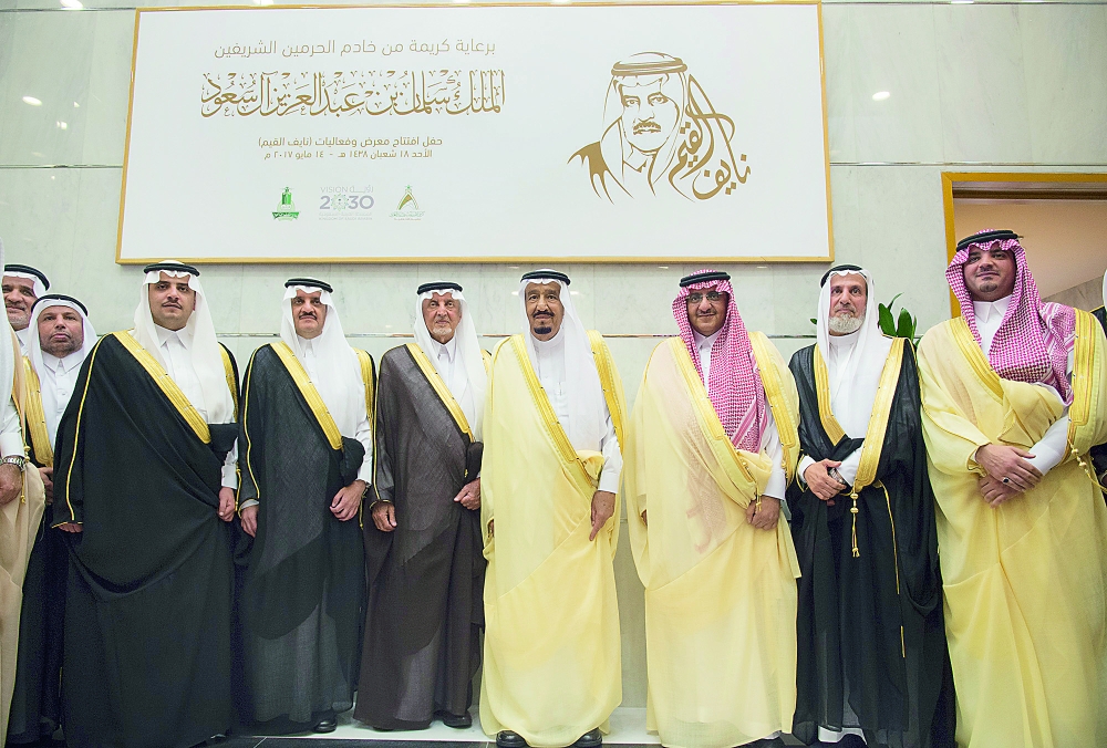 خادم الحرمين الشريفين متوسطا أمير مكة وولي العهد وعدد من الأمراء. (تصوير: بندر الجلعود)