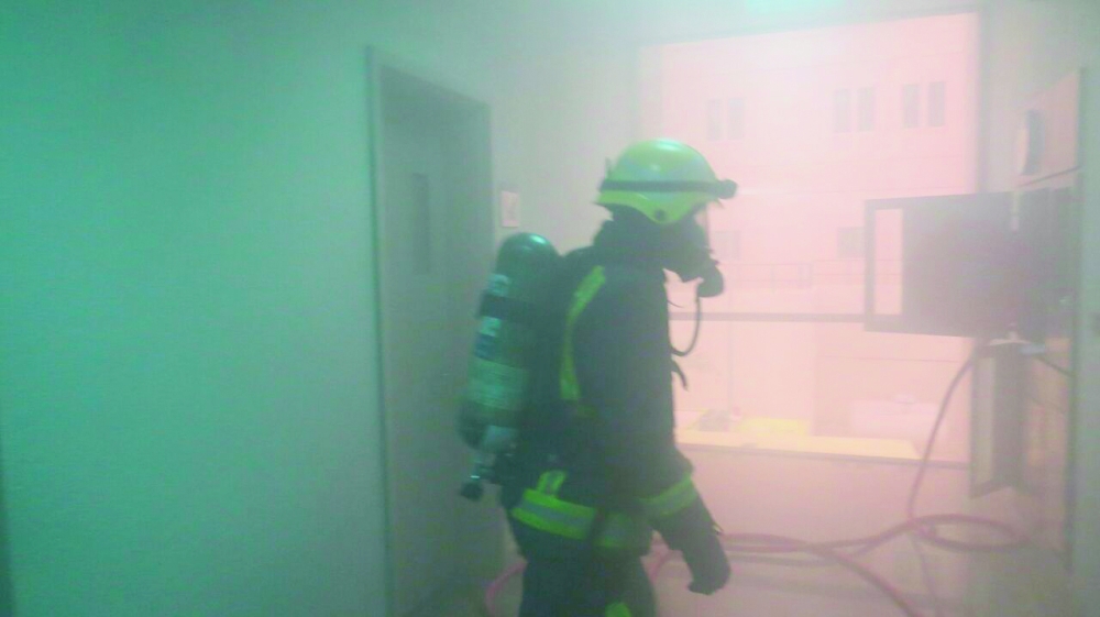 أحد أفراد الدفاع المدني خلال إخماد حريق كلية الهندسة بالقصيم.