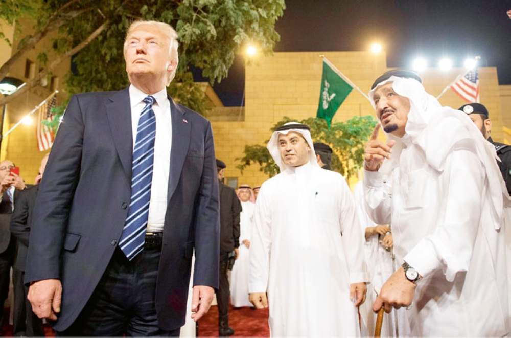 خادم الحرمين والرئيس الأمريكي  يطلعان على محتويات قصر المربع.
