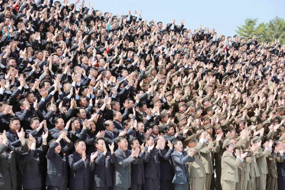مؤيدو الرئيس الكوري يرحبون به في مناسبة وطنية أمس. (رويترز)