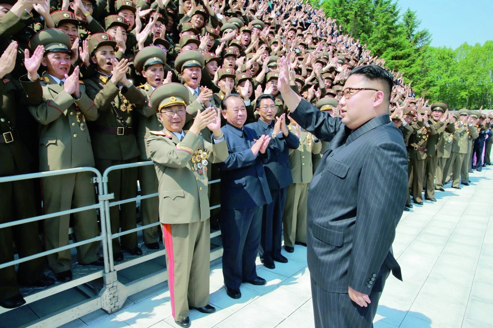 





مؤيدو الرئيس الكوري يرحبون به في مناسبة وطنية، وفي الإطار الرئيس الكوري الشمالي  أمس. (رويترز)