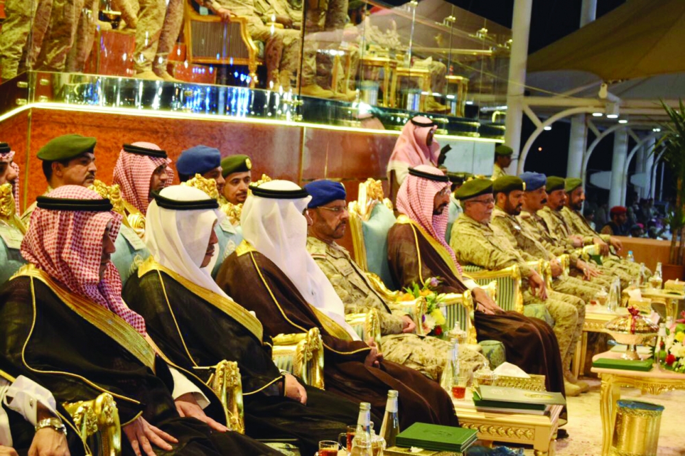نائب أمير مكة خلال حفلة التخرج في الطائف أمس.  (تصوير: محمد الزيادي)