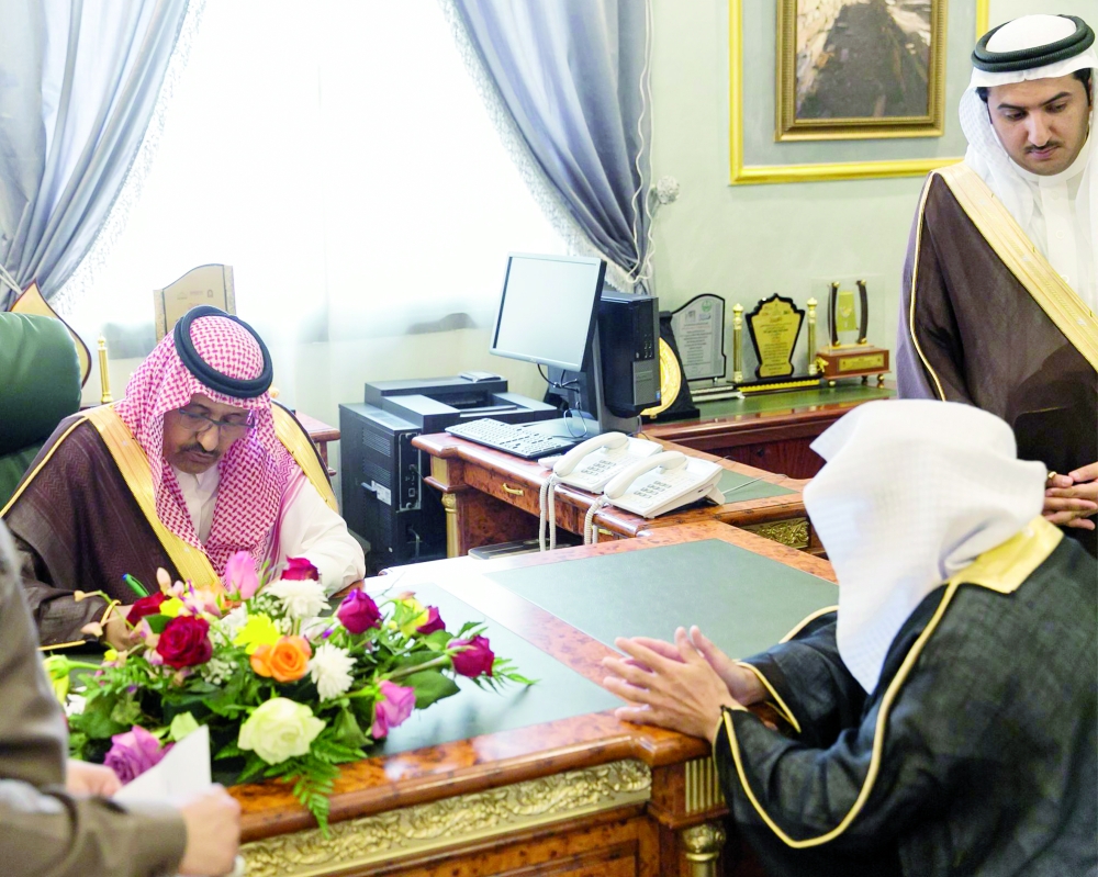 الأمير حسام بن سعود مستمعاً لأحد المواطنين خلال زيارة بني حسن. (عكاظ)