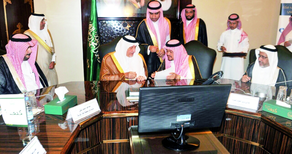 الاجتماع الثالث لمجلس هيئة تطوير المنطقة برئاسة الأمير خالد الفيصل بحث الموقف العام للمشاريع وأعمال مشروع إعمار مكة. (عكاظ)