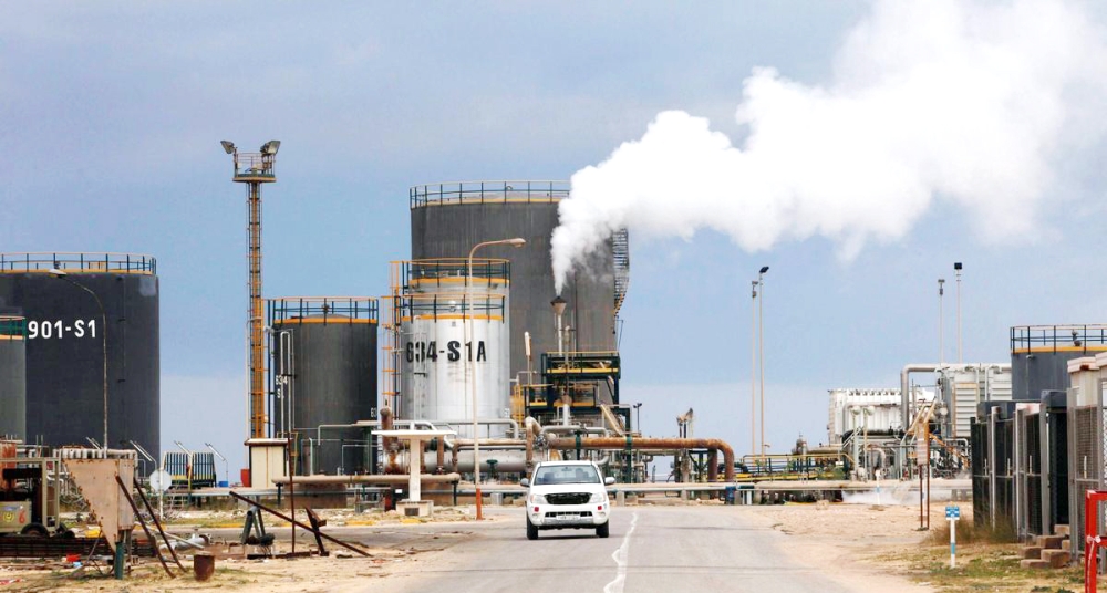 FILE PHOTO:  A general view shows an oil refinery in Zawia, Libya, December 18, 2013.   REUTERS/Ismail Zitouny/File Photo