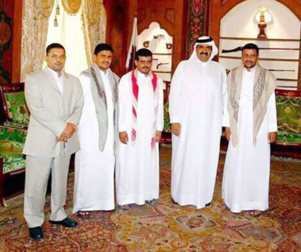 أمير قطر السابق مع شقيق الحوثي وأركان الميليشيات في الدوحة عام 2007.