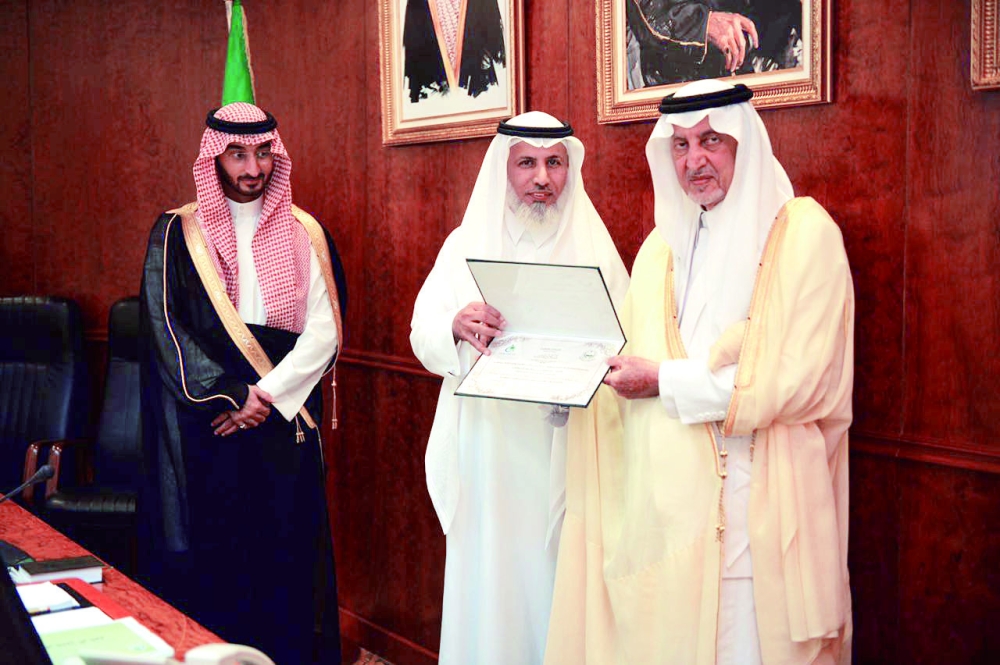الأمير خالد الفيصل يكرم الداعمين والمشاركين في أعمال اللجنة. (عكاظ)