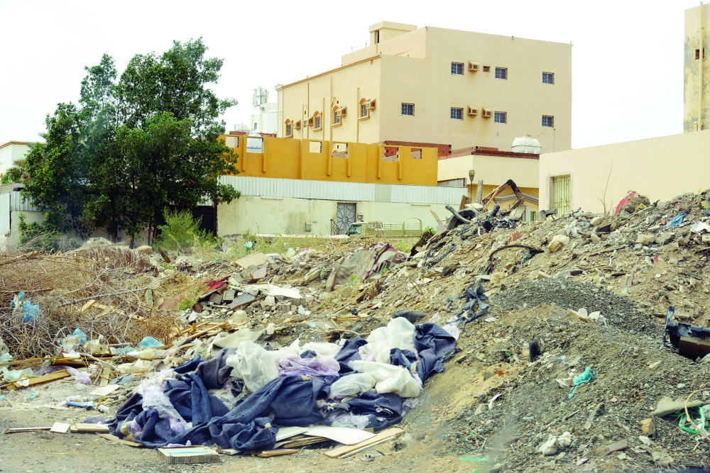 النفايات تزاحم مساكن الأهالي في قويزة. (عكاظ)