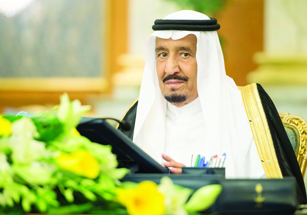 خادم الحرمين الشريفين مترئساً جلسة مجلس الوزراء أمس في جدة.