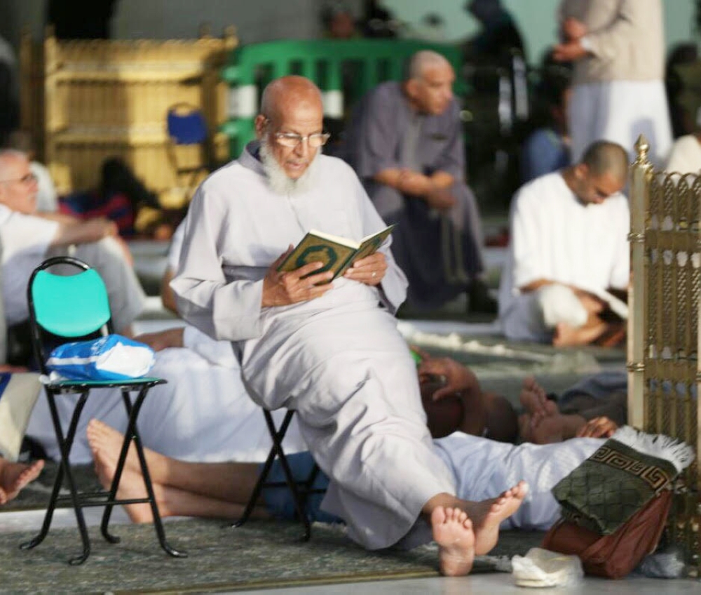 يقرأ ما تيسر من القرآن في الحرم المكي ليستفيد مما تبقى من ساعات الصيام الأخيرة أمس. (تصوير: عبدالغني بشير)