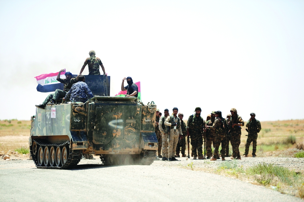 ميليشيات الحشد متمركزة جنوب الموصل.  (رويترز)