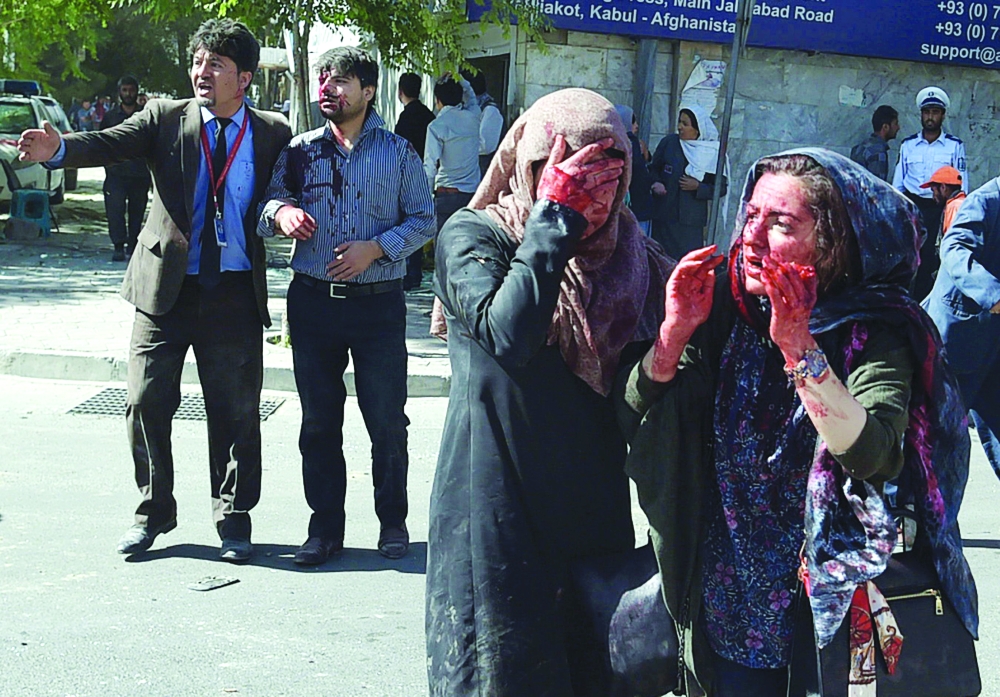 مصابتان أفغانيتان في موقع التفجير.  (أ. ف. ب)
