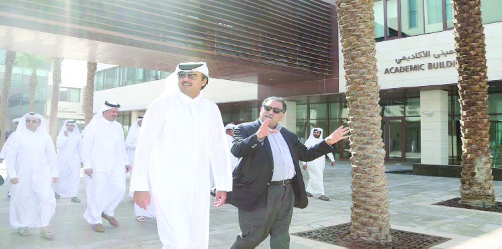 أمير قطر خلال افتتاحه فرعا لمركز دراسات سياسية يديره الإسرائيلي عزمي بشارة. (أرشيفية)