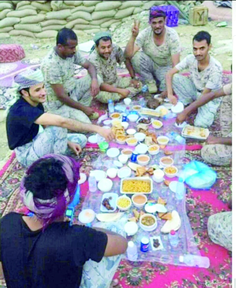 الجنود المرابطون يتناولون وجبة الإفطار. (عكاظ)