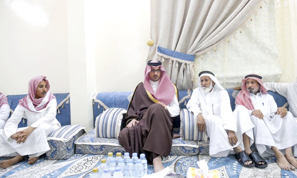 الأمير سعود بن خالد في مجلس أسرة الرحيلي. (عكاظ)