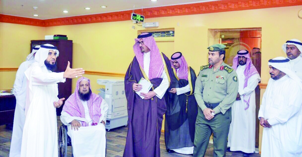 الأمير سعود بن خالد مستمعا إلى أحد ذوي الاحتياجات خلال الانطلاقة الفعلية للجمعية. (عكاظ)