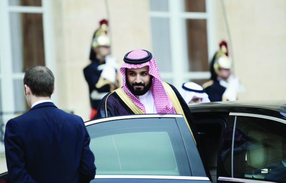 الأمير محمد بن سلمان بعد مغادرته قصر الإليزيه عقب لقاء مع الرئيس الفرنسي السابق فرانسوا هولاند.