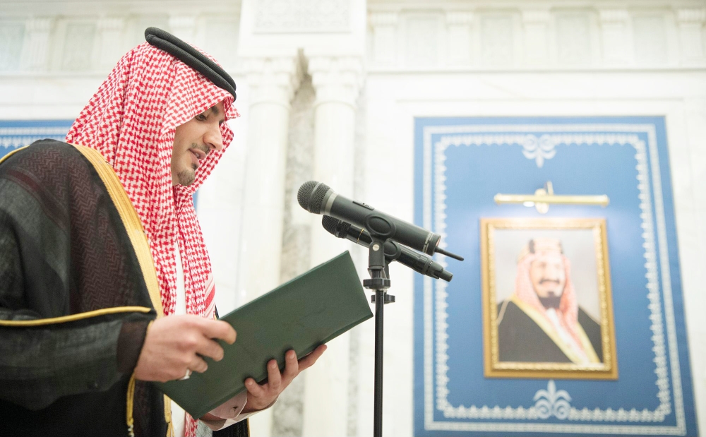الأمير عبدالعزيز بن سعود يؤدي القسم أمام الملك سلمان.