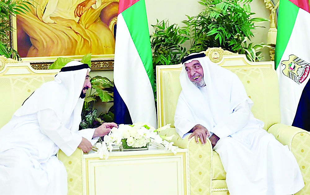 



الشيخ خليفة بن زايد متحدثا إلى حاكم الشارقة سلطان القاسمي في أبوظبي. (صورة بثتها وكالة أنباء اللإمارات أمس)