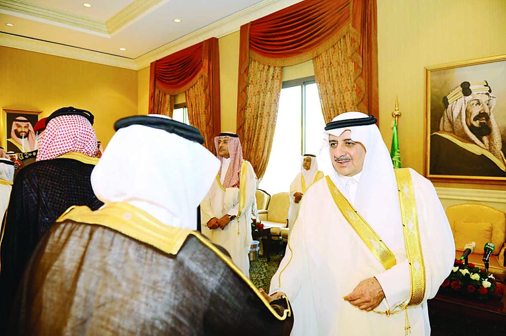  الأمير فهد بن سلطان مصافحا المهنئين.