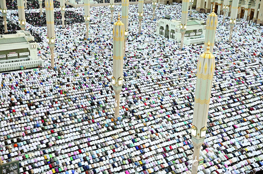 .. و الآلاف في رحاب المسجد النبوي.