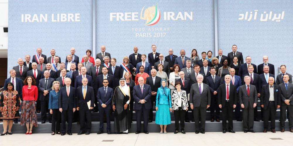 



مريم رجوي تتوسط كبار الشخصيات ومسؤولي الهيئات الدولية الذين حضروا المؤتمر، أمس، ويبدو الأمير تركي الفيصل. (متداولة)