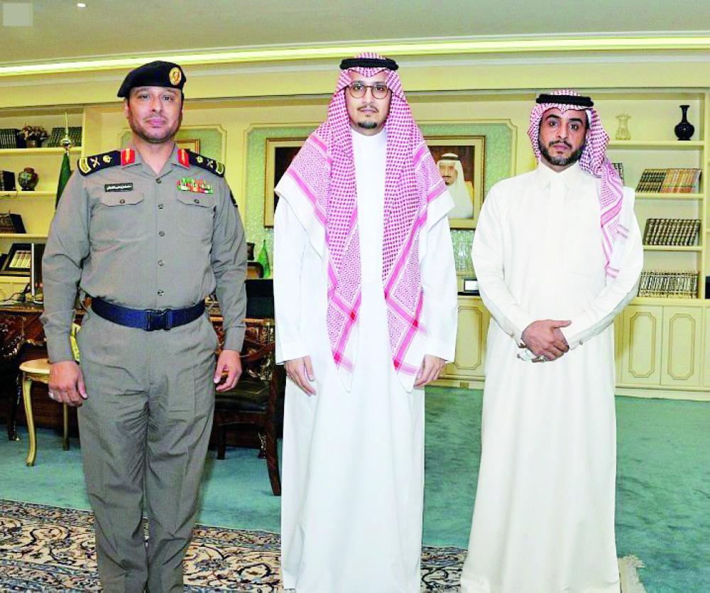 





الأمير أحمد بن فهد مع المواطن الزهراني ومدير الدفاع المدني بالشرقية. (عكاظ)