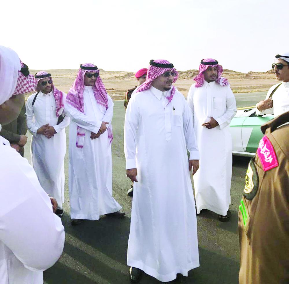 





الأمير عبدالعزيز بن فهد متفقدا طريق اللقائط. (عكاظ)