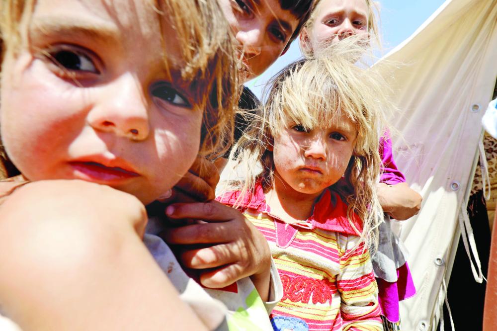 



أطفال سوريون نازحون في أحد مراكز اللاجئين خارج الرقة. (أ.ف.ب)