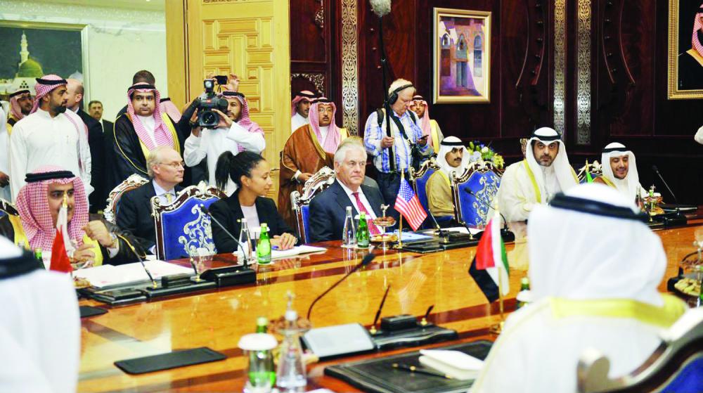 



وزراء خارجية الدول الداعية لمكافحة الإرهاب خلال اجتماعهم مع وزير الخارجية الأمريكي أمس في جدة. (واس)