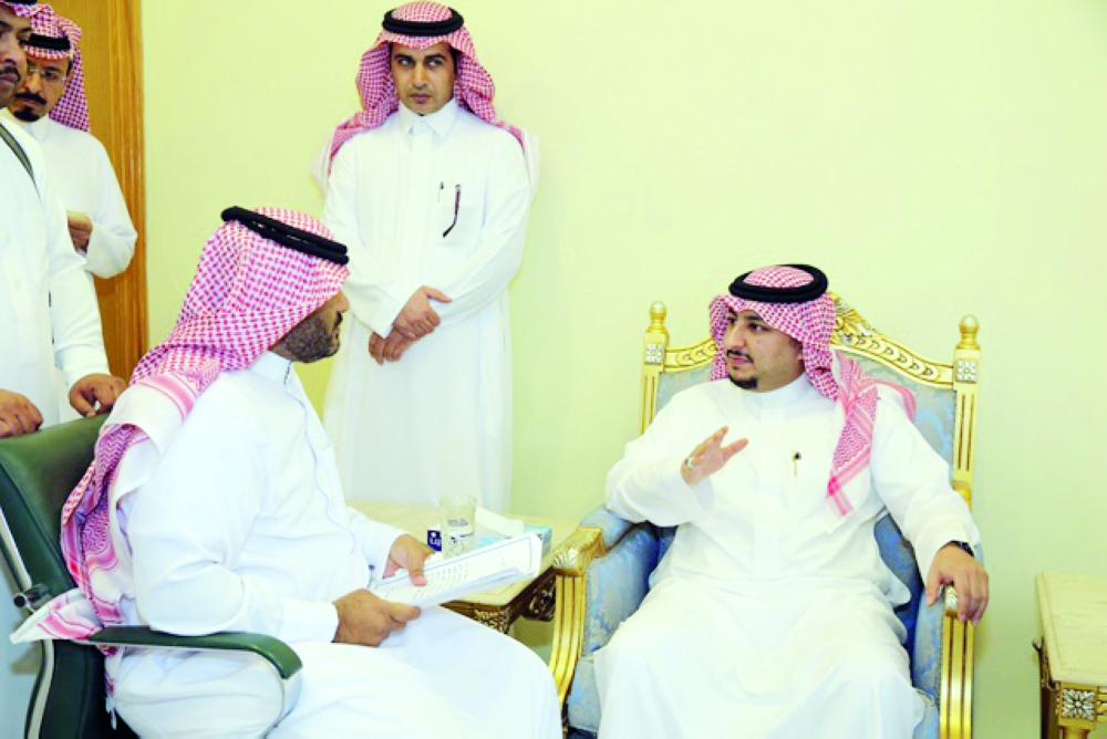 





الأمير عبدالعزيز بن فهد مستمعا إلى مطالب أحد المواطنين. (عكاظ)