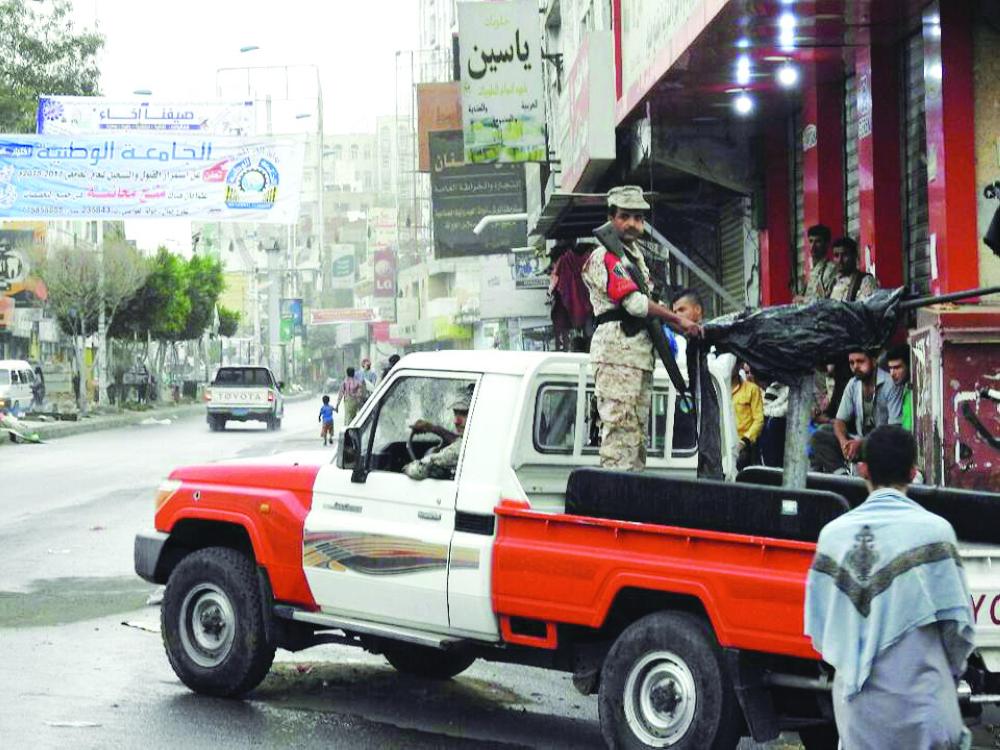 آلية للشرطة العسكرية تنتشر في أحد شوارع تعز أمس، للمرة الأولى منذ الانقلاب. (متداولة)