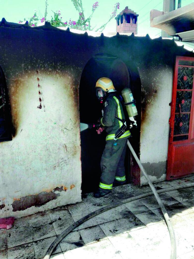 





رجل إطفاء خلال إخماد النيران. 
