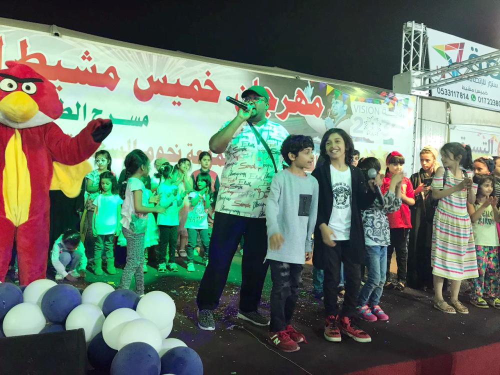 


مجموعة «نجوم السعادة» يتوسطهم محمد التميمي على مسرح مهرجان خميس مشيط، أمس الأول.