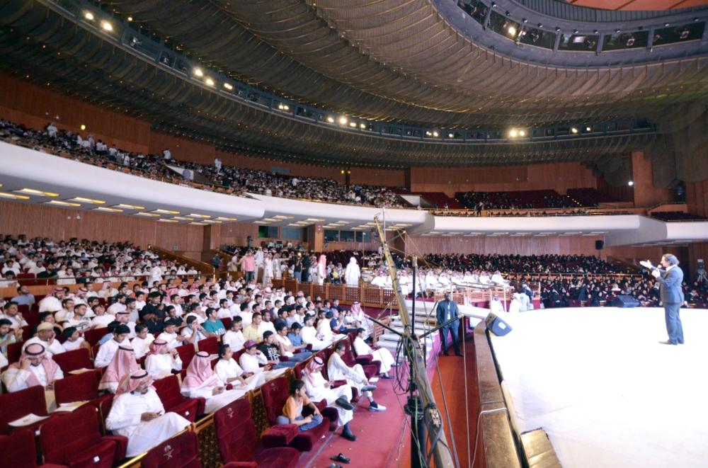 


جمهور كبير في أول ليالي المهرجان.