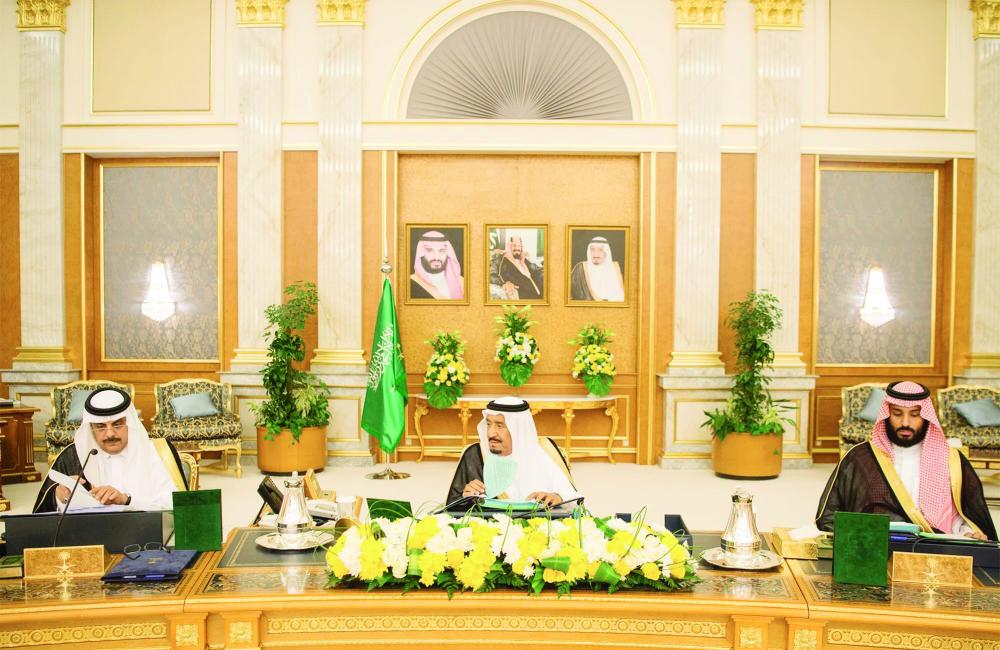 



الملك سلمان مترئسا جلسة مجلس الوزراء أمس في جدة، وإلى جواره يبدو ولي العهد. (تصوير: بندر الجلعود)